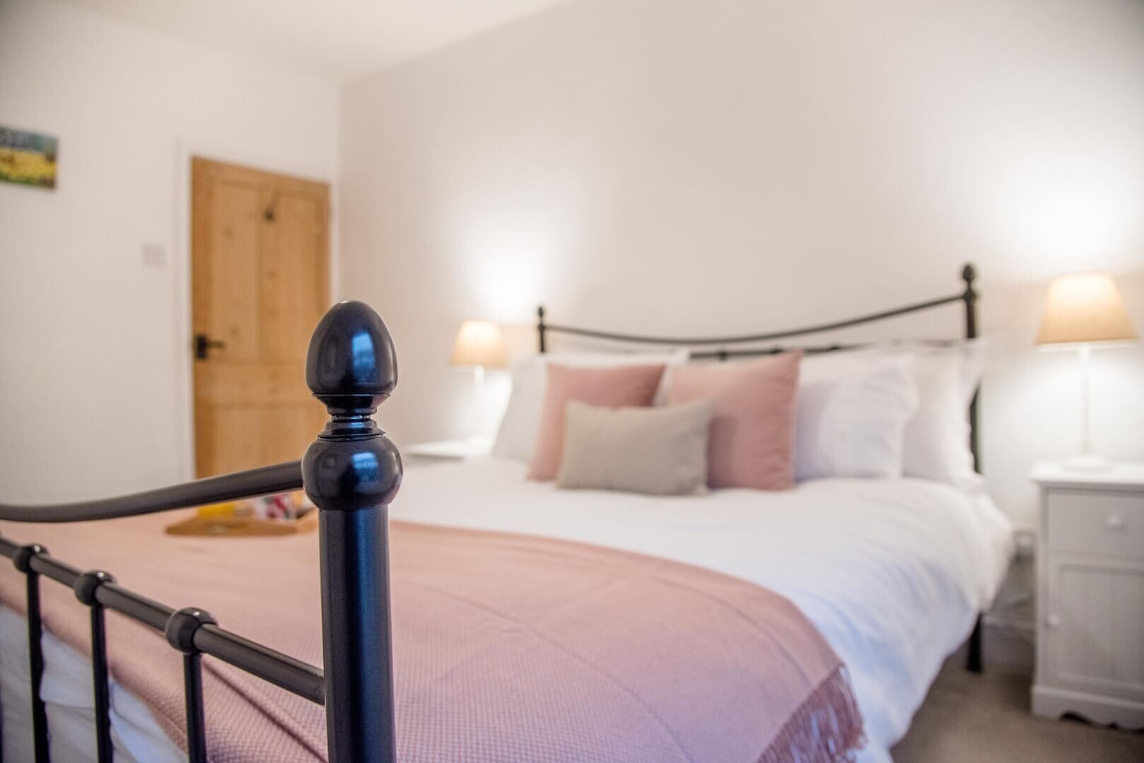 2 عدّة غرف نوم ومساحة عمل للكمبيوتر المحمول ومكواة/لوح كي وملاءات أسرّة