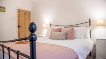 2 bedrooms, laptop workspace, iron/ironing board, bed sheets