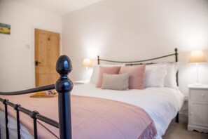 2 Schlafzimmer, laptopgeeigneter Arbeitsplatz, Bügeleisen/Bügelbrett