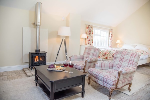 Laptop workspace, iron/ironing board, bed sheets - Mill Cottage, Tunstall (Woodbridge)