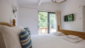 1 bedroom, iron/ironing board, WiFi (free), bed sheets - Laurel Lodge Kingfishers (Woodbridge)