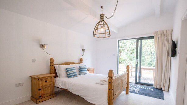 1 bedroom, iron/ironing board, WiFi (free), bed sheets - Laurel Lodge Kingfishers (Woodbridge)