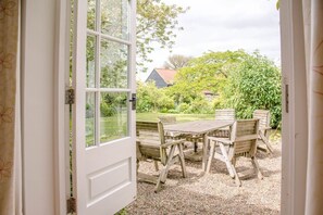 Outdoor dining - Manor Lodge, Walberswick (Reydon)