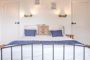 3 bedrooms, laptop workspace, iron/ironing board, bed sheets - Manor Lodge, Walberswick (Reydon)