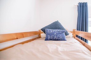 3 bedrooms, laptop workspace, iron/ironing board, bed sheets - Manor Lodge, Walberswick (Reydon)