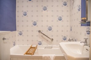 Cottage (3 Bedrooms) | Bathroom | Bathtub, towels