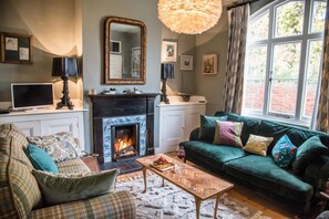 Cottage (3 Bedrooms) | Living room | TV