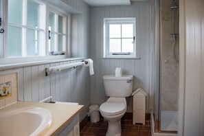 Cottage (3 Bedrooms) | Bathroom