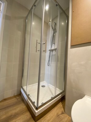 Een douche, een haardroger, handdoeken, zeep