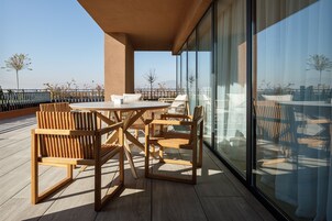 The Qosmo Suite | Terrass/Patio