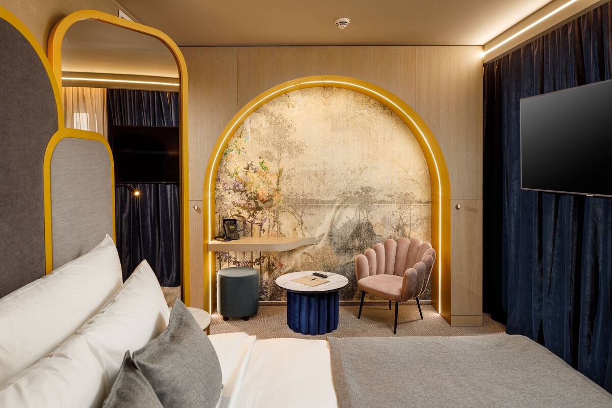 signature junior suite | 1 bedroom, hypo-allergenic bedding, pillow-top beds, minibar