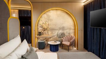 Signature Junior Suite | Hypo-allergenic bedding, pillowtop beds, minibar, in-room safe