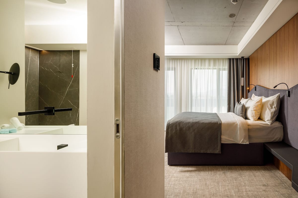 Design Terrace Room | Bộ đồ giường kháng dị ứng, nệm có lớp đệm bông, minibar