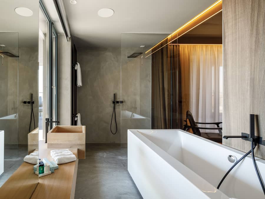 Signature Junior Suite | Baño | Bañera, artículos de higiene personal gratuitos y secador de pelo