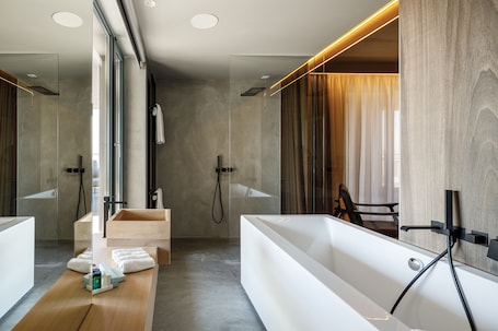 Signature Junior Suite | Bathroom. Qosmo Brasov Hotel