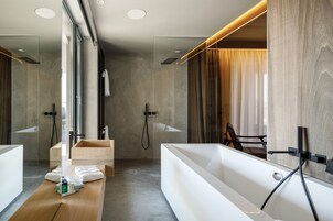Bañera, artículos de tocador gratuitos, secador de pelo, batas