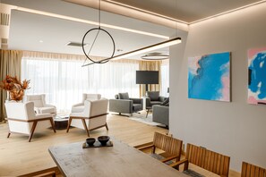 The Qosmo Suite | Khu phòng khách | TV LCD