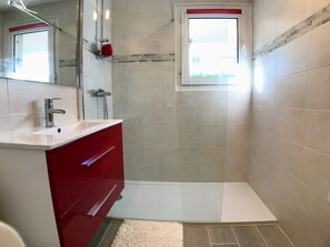 Douche, sèche-cheveux, serviettes fournies, savon