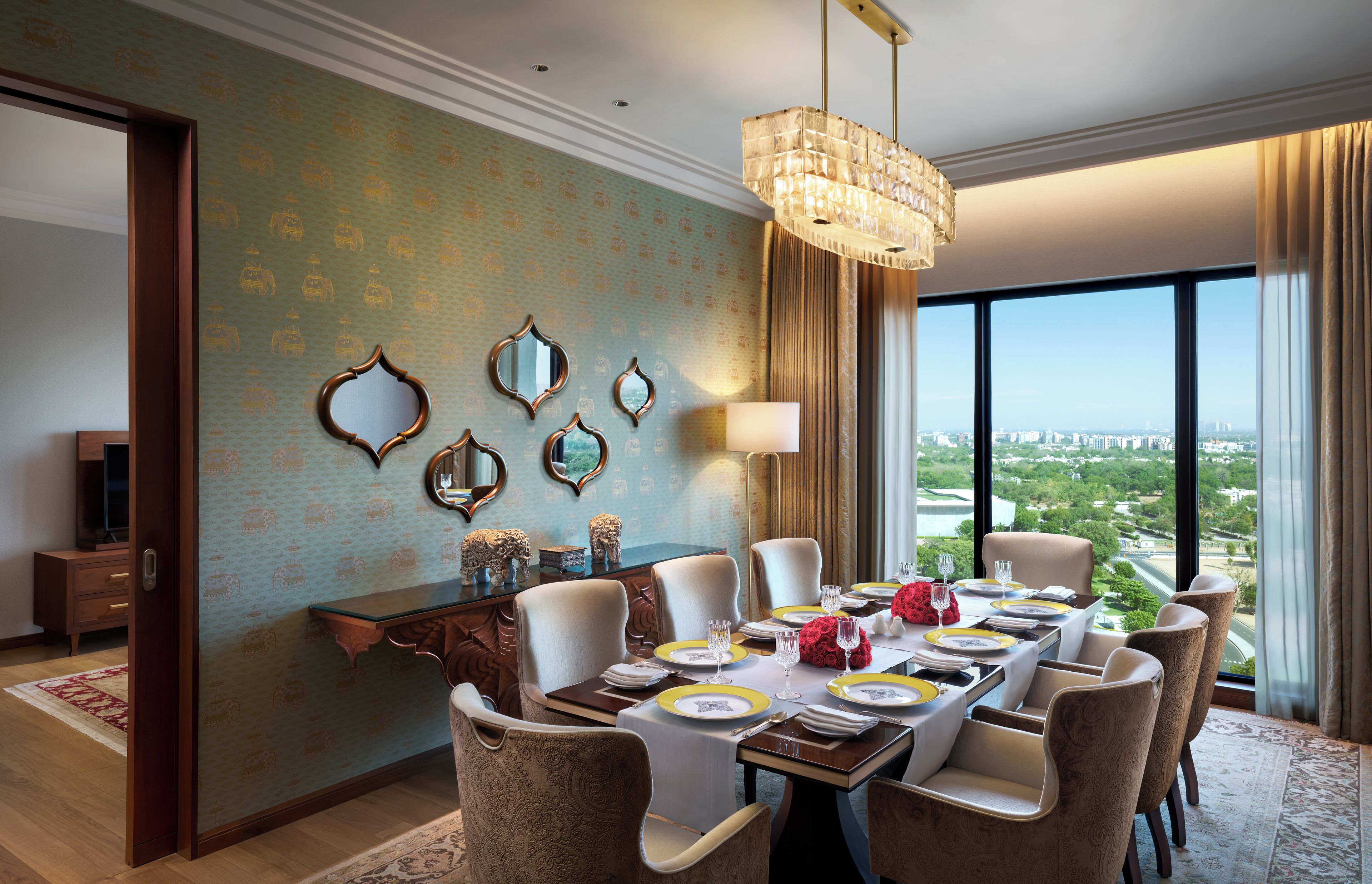Suite, 1 cama de matrimonio grande, vistas al patio | Comedor