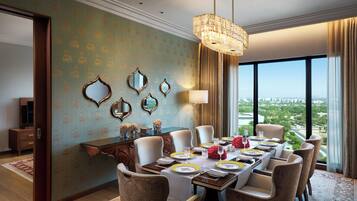 Suite, 1 cama de matrimonio grande, vistas al patio | Comedor