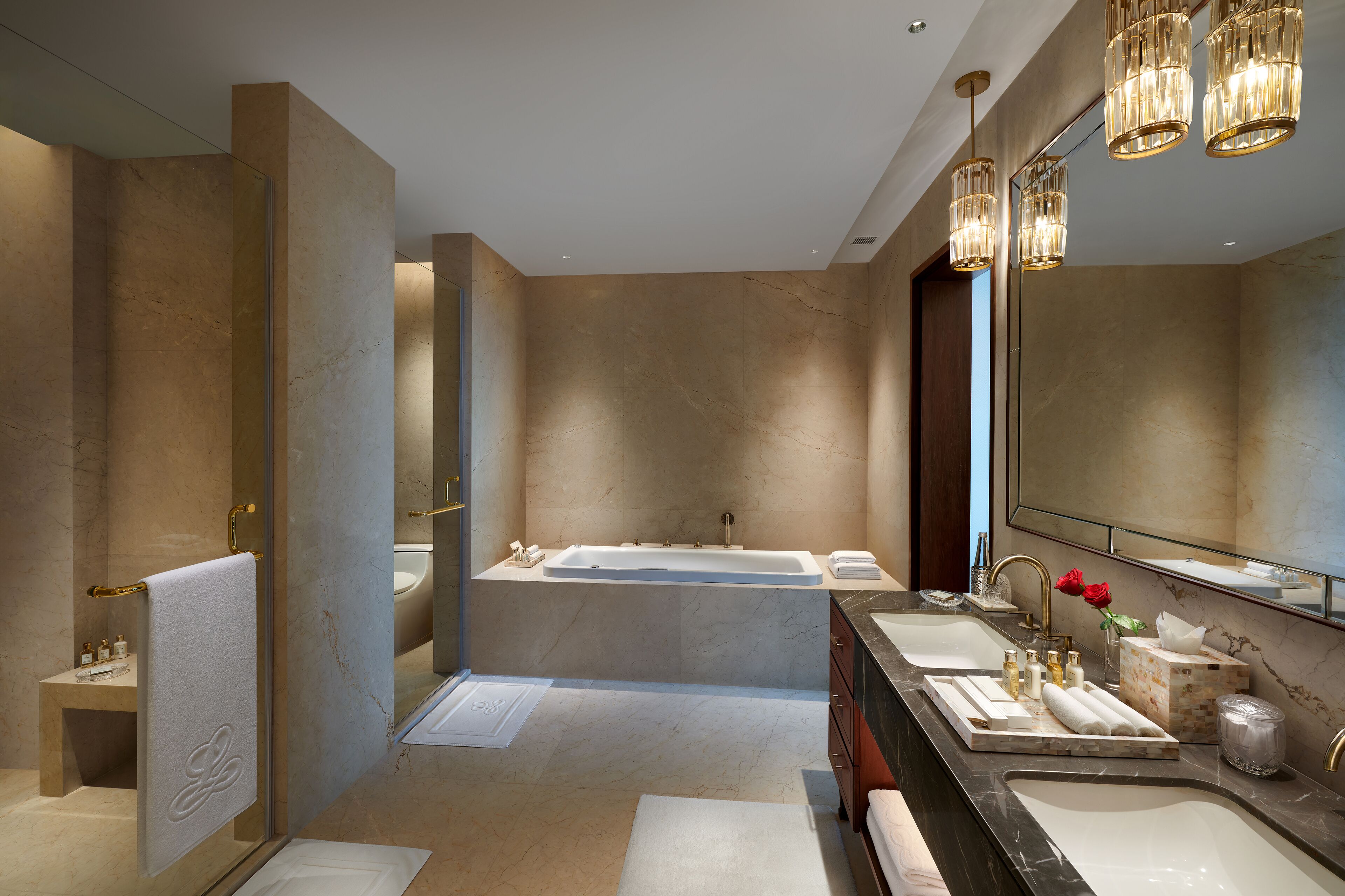 Ein modernes Badezimmer mit einem Doppelwaschbecken, einer großen Badewanne und einem Waschtisch mit Spiegel.