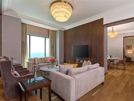 Suite, vistas al patio | Zona de estar | Una televisión, libros