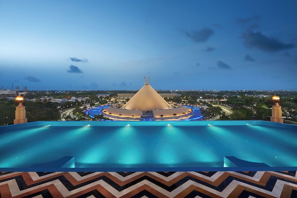 Outdoor pool, sun loungers