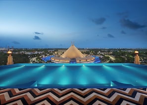 Piscine extérieure, chaises longues