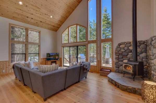 Smart TV, chimenea y oficina