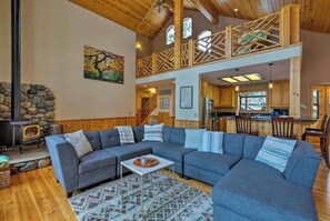 Smart TV, fireplace, offices - Black Bear by AvantStay | Spacious Lodge in Tahoe Donner w/ Game Room & Hot Tub (Truckee)