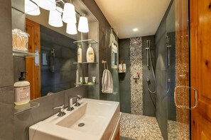 Dusche, Haartrockner, Handtücher