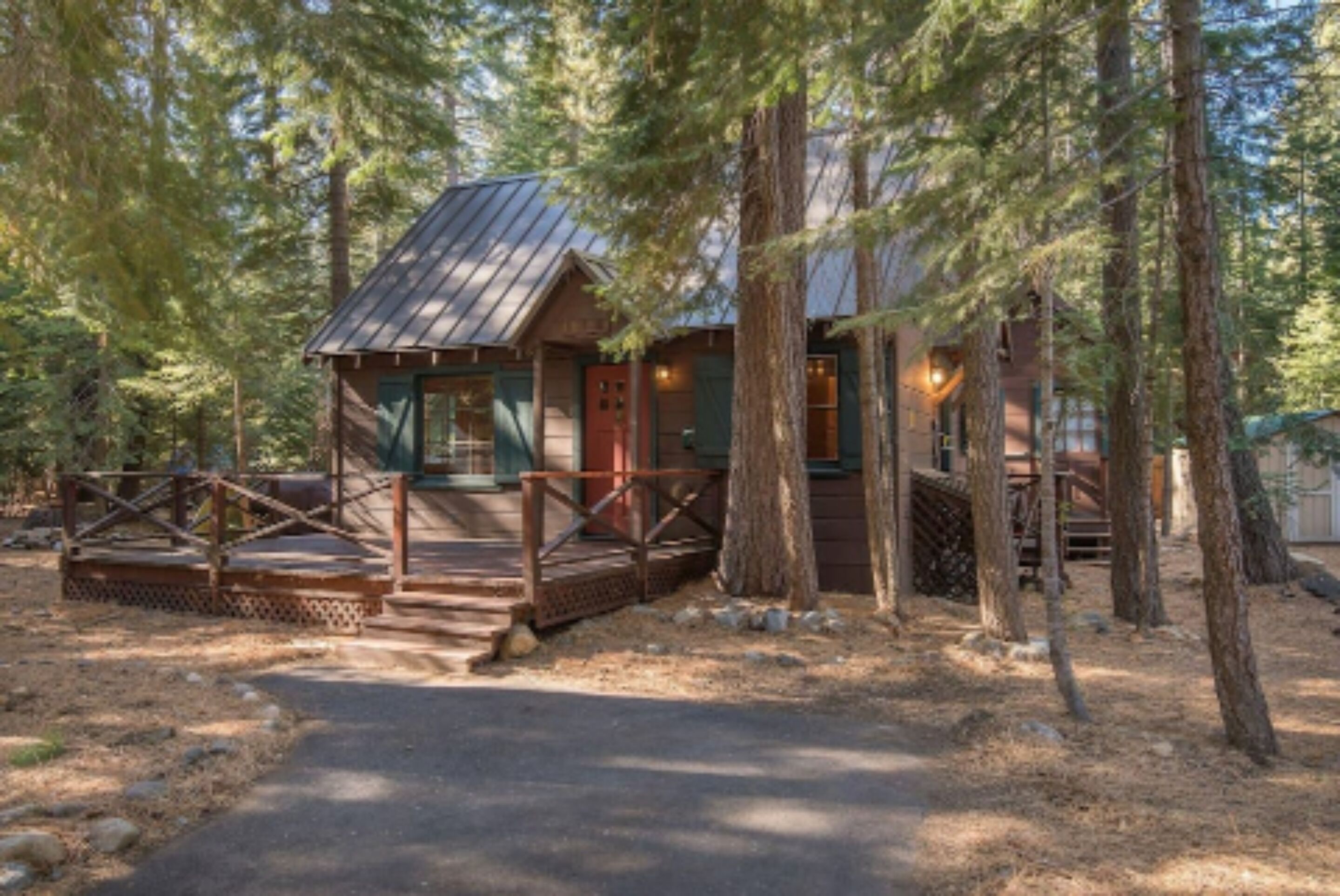 Owl's Peak by AvantStay | Private Pine Tree Cabin | Mins From The Water