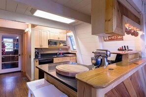 Fridge, microwave, oven, stovetop - Zephyr by AvantStay | Stylish Frame w/ Access To Tahoe Donner (Truckee)