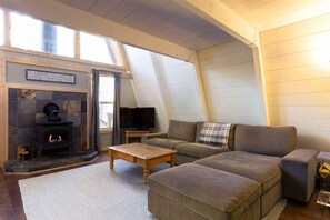 Smart TV, fireplace, offices - Zephyr by AvantStay | Stylish Frame w/ Access To Tahoe Donner (Truckee)