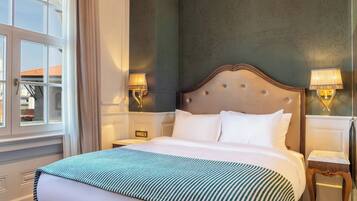 Habitación Deluxe, 1 cama de matrimonio grande | Ropa de cama hipoalergénica, minibar, caja fuerte y escritorio