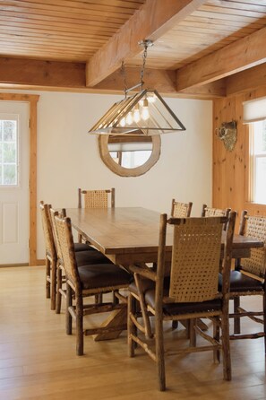 Dining - Aster by AvantStay | Classic Kings Beach Cottage In The ♡ Of North Shore (Kings Beach)