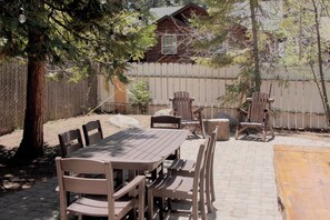 Outdoor dining - Aster by AvantStay | Classic Kings Beach Cottage In The ♡ Of North Shore (Kings Beach)