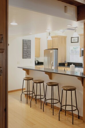 Een koelkast, een magnetron, een oven, een kookplaat