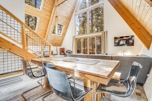 Dining - Tamarack by AvantStay | Remodeled Chamberlands! Full Beach / Pool Access! (Tahoma)