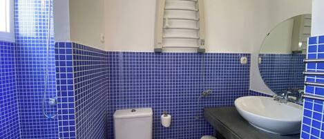 Douche, sèche-cheveux, serviettes fournies