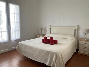3 dormitorios, tabla de planchar con plancha, wifi gratis y ropa de cama