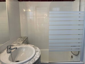 Shower, hair dryer, towels - Very comfortable house near the sea (Fornells)