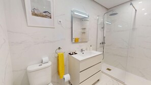 Baignoire, sèche-cheveux, serviettes fournies