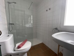 Douche, sèche-cheveux, serviettes fournies