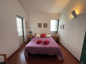 2 bedrooms, iron/ironing board, travel crib, free WiFi - Spacious apartment in a quiet area near the sea (Fornells)