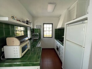 Kylskåp, mikrovågsugn, ugn och diskmaskin