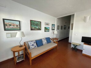 TV - Spacious apartment in a quiet area near the sea (Fornells)