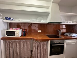 Een koelkast, een magnetron, een oven, een kookplaat