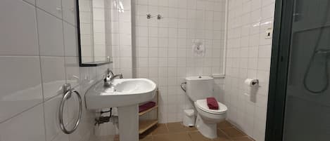 Een douche, een haardroger, handdoeken