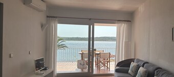 Vues spectaculaires sur la première ligne de mer